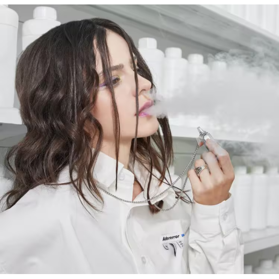 Aspire RiiL X Pod Mod kullanan kadın, buhar üfleme, şık aksesuar.